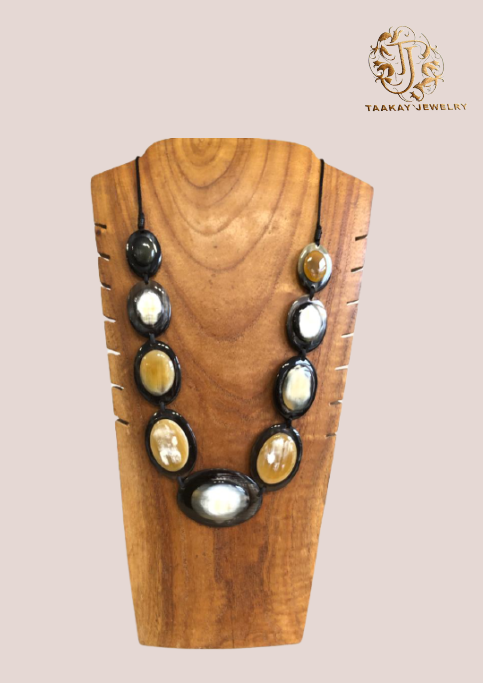 Collier en corne “Soahary, la bien conçue”