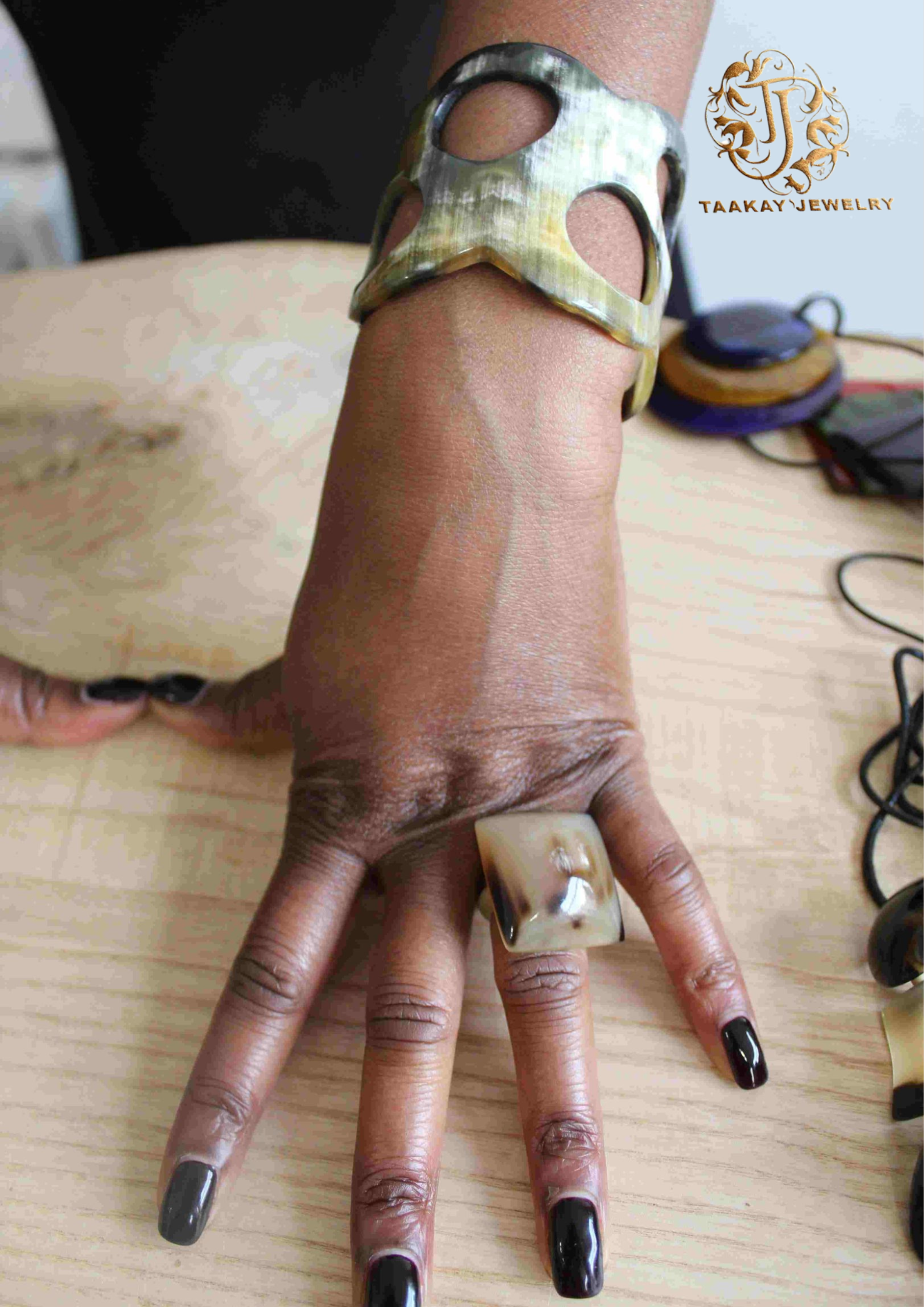 Bague en Corne de Zébu "Carreau" avec Carré Bombé