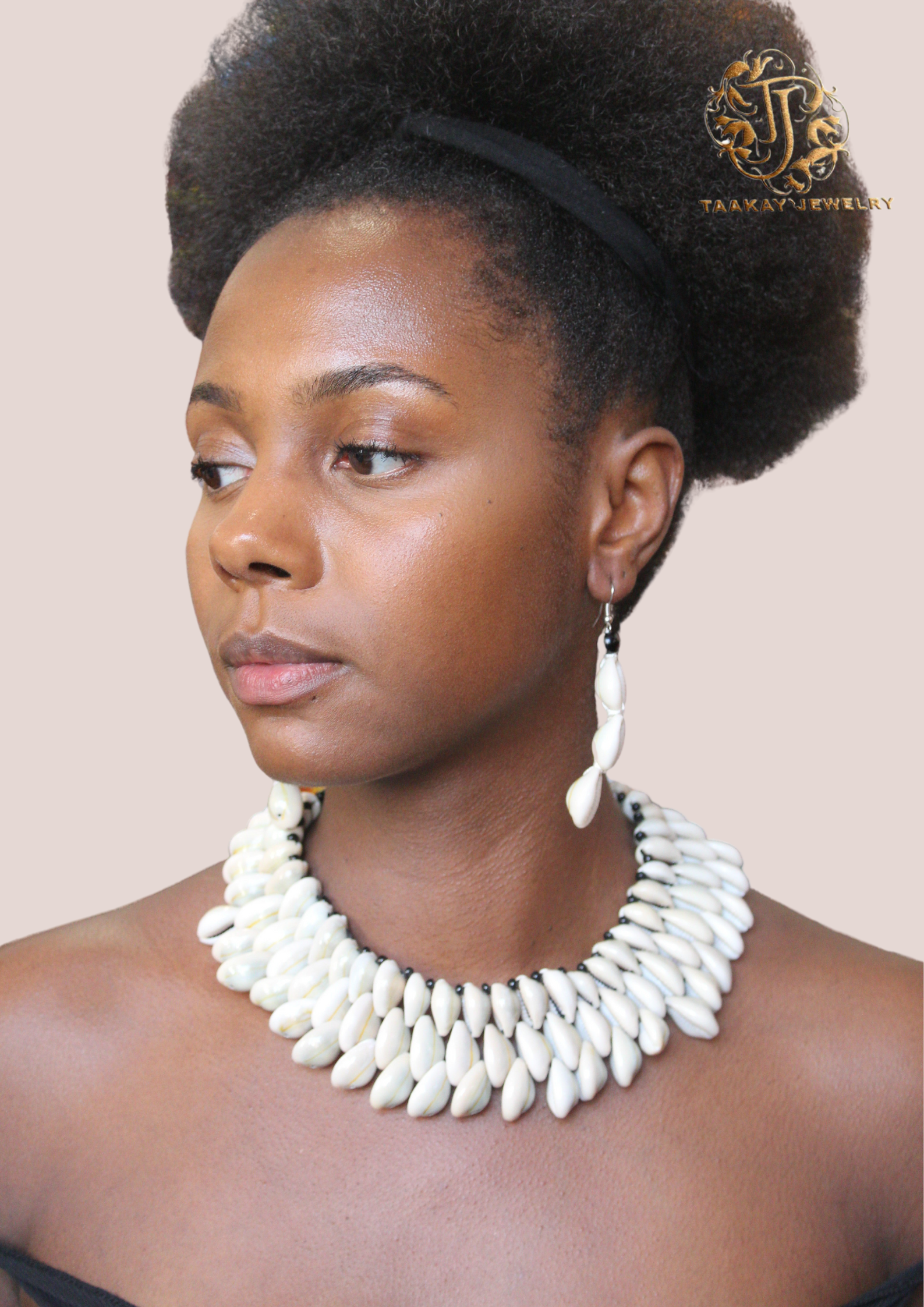 Collier cauris “Reine Ndjembeut” (ras de cou)