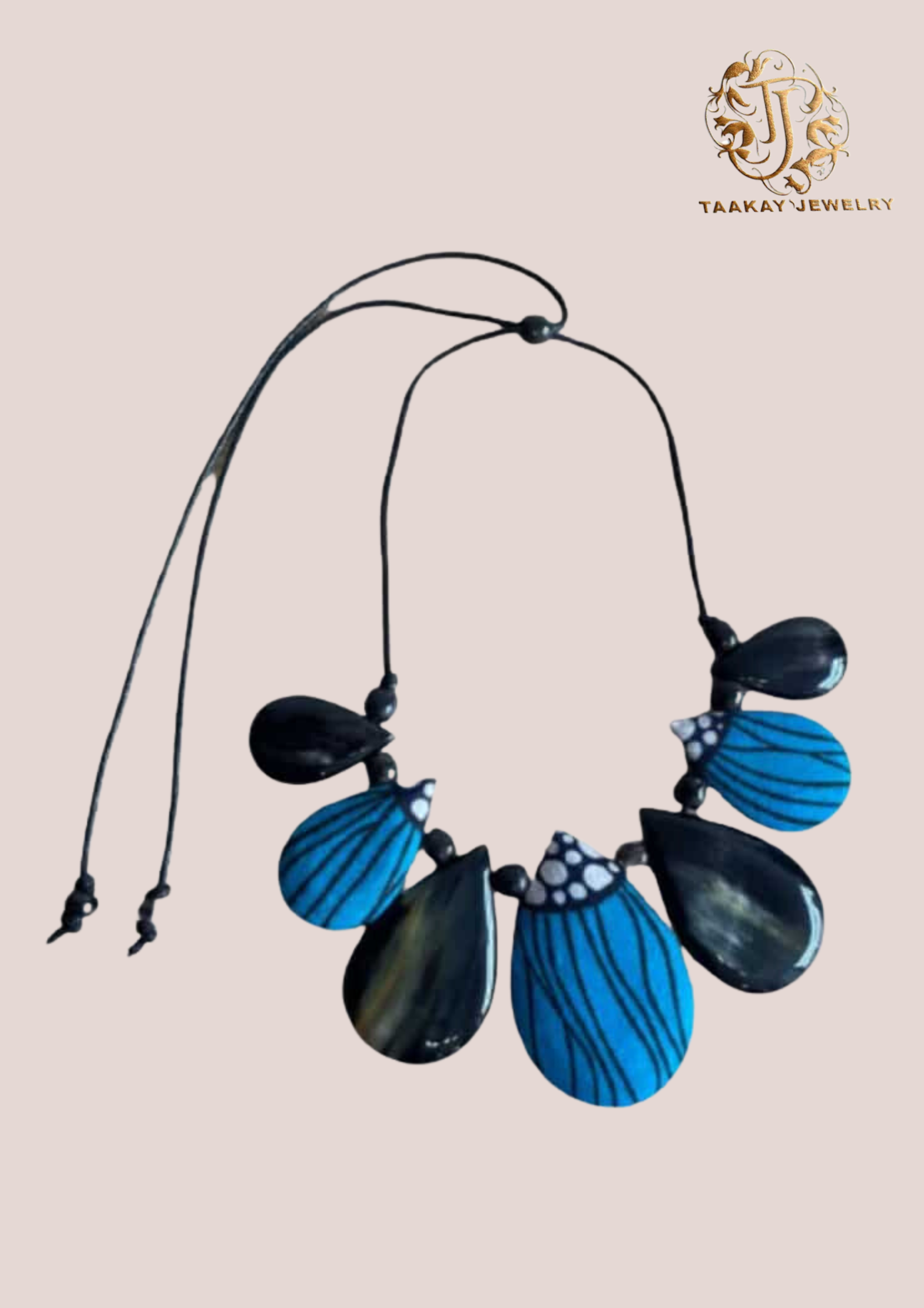 Collier en corne et wax “Tsilavo, la tenance”