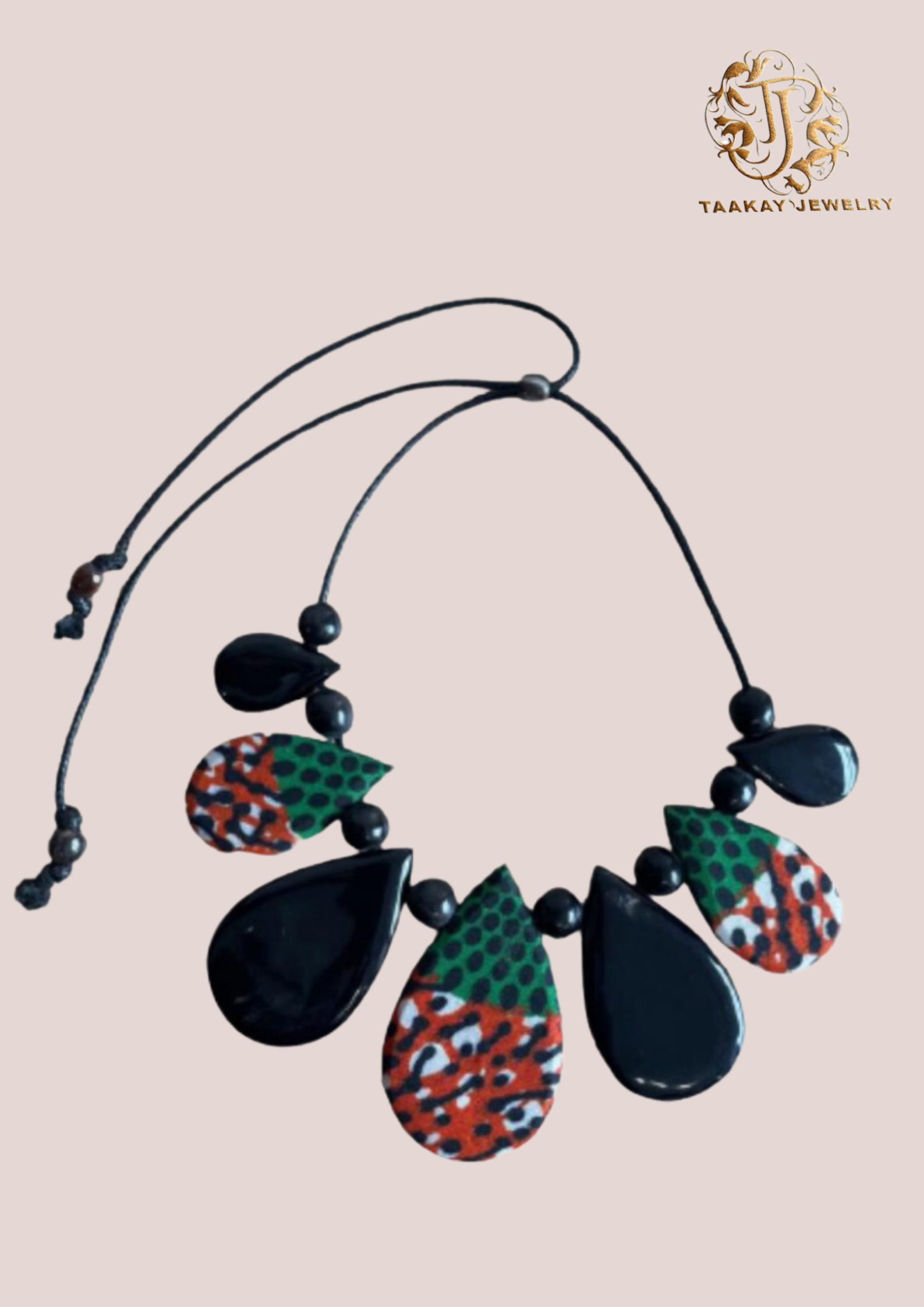 Collier en corne et wax “Tsilavo, la tenance”