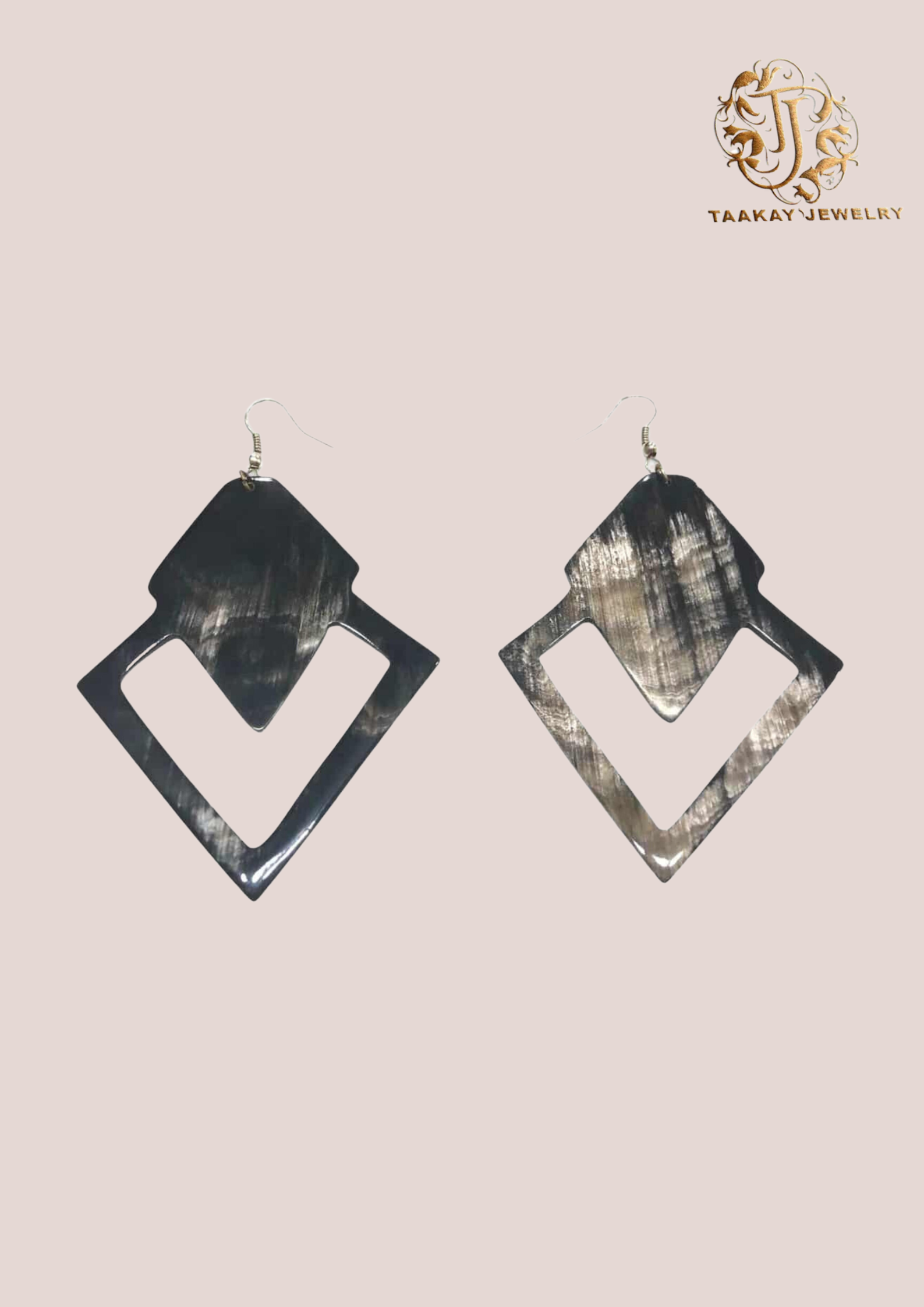 Boucles d’oreilles en corne “Bakoly la poupée”