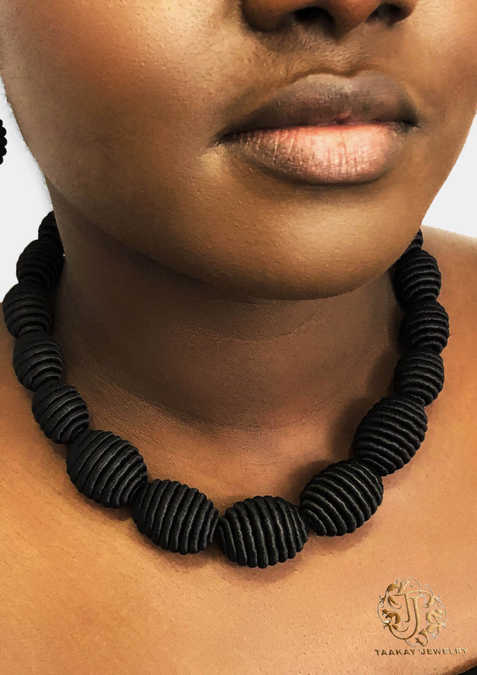 Collier ras de cou fils de soie "Lueur de Soie" noir