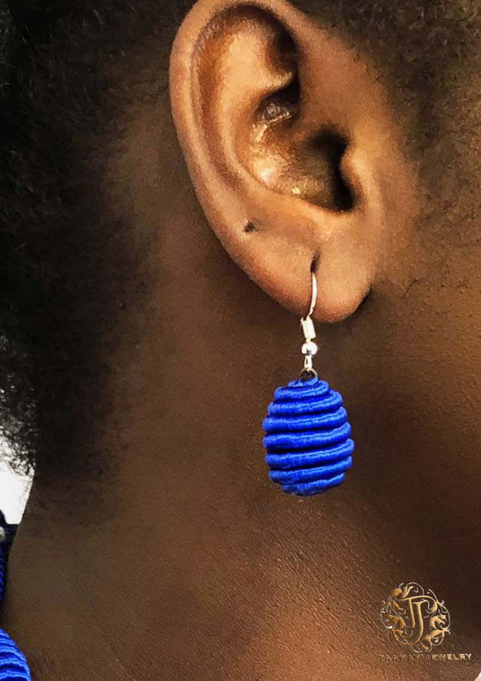 Boucles d'oreilles en boule de soie "La petite dernière"