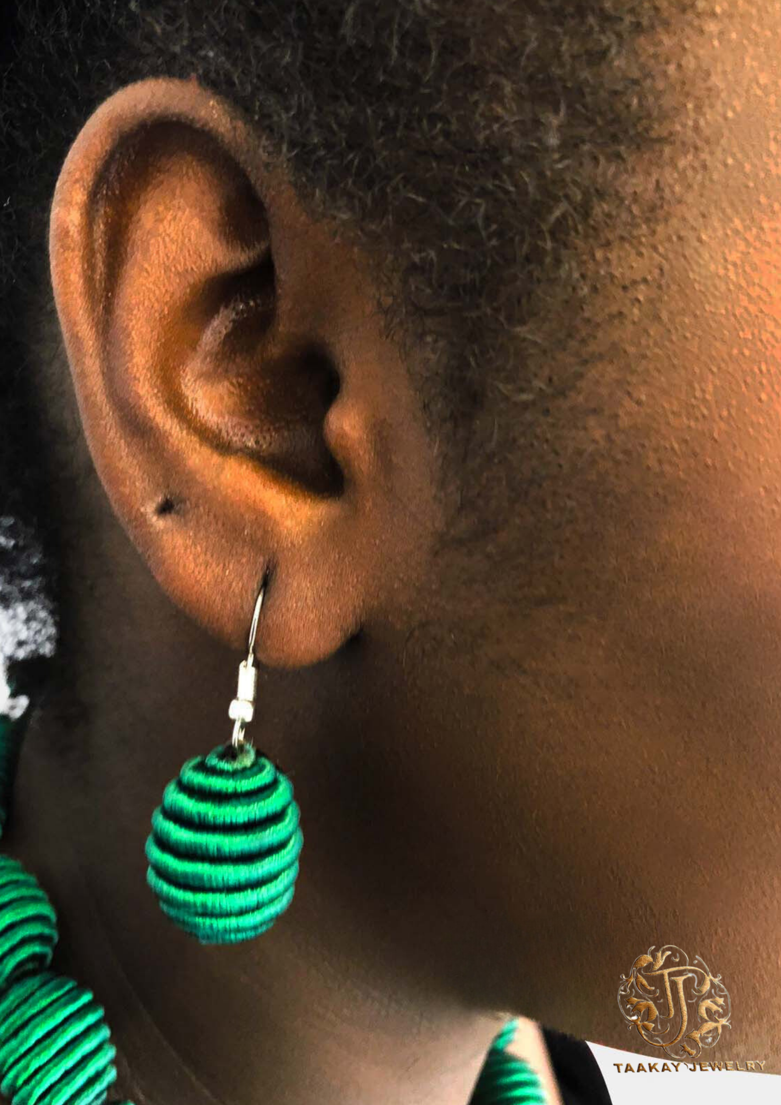 Boucles d'oreilles en boule de soie "La petite dernière"