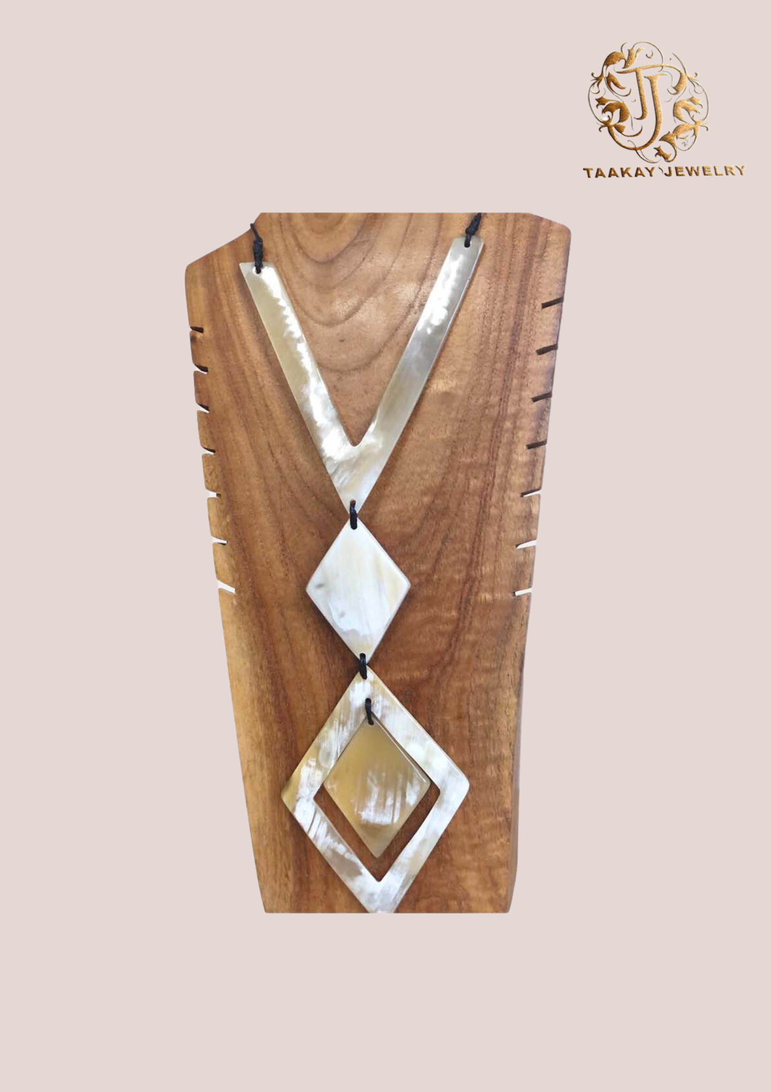 Collier en corne “Fanja, la fleur”