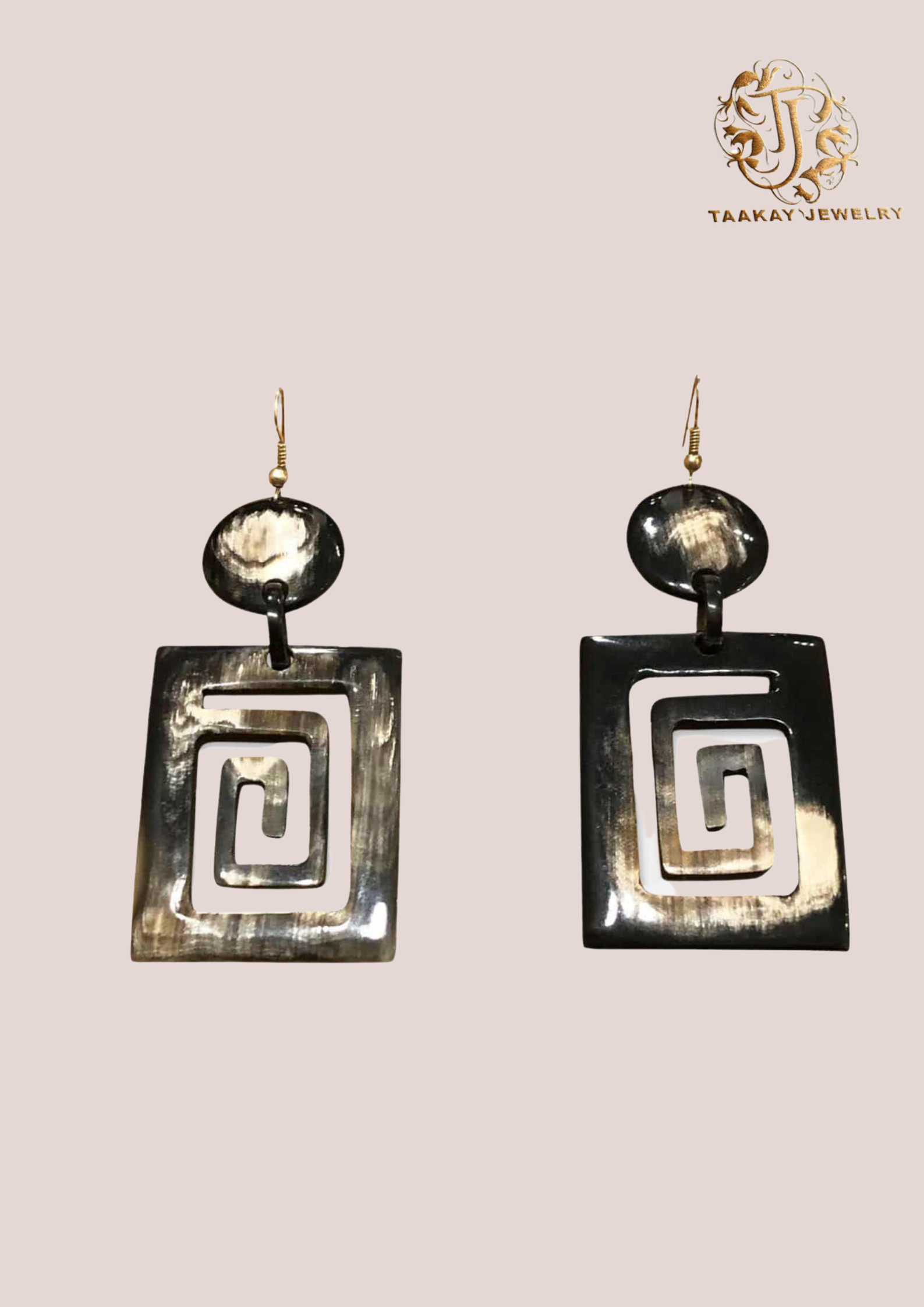 Boucles d’oreilles en corne “Voahirana, la fleur de nénuphar”