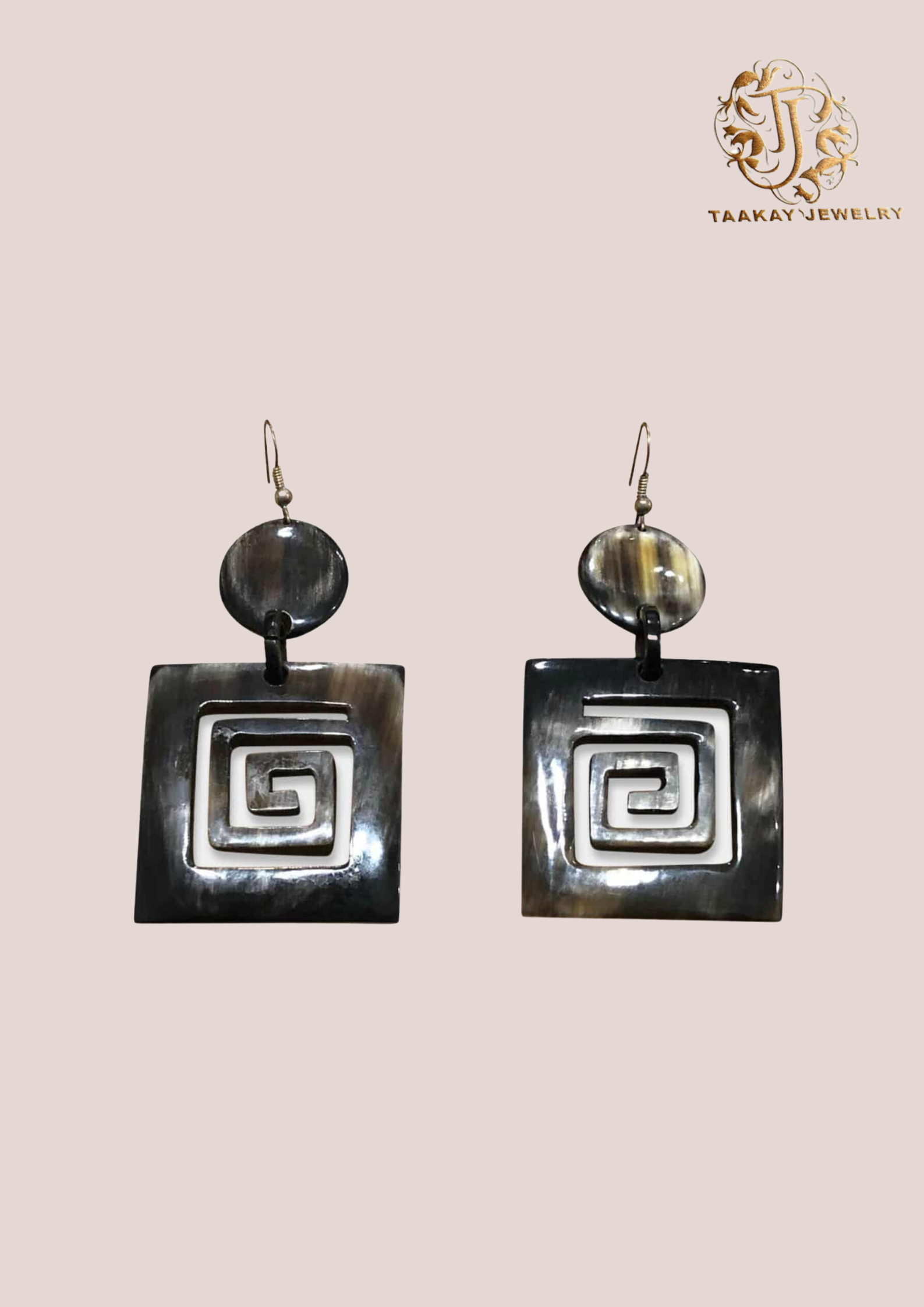 Boucles d’oreilles en corne “Voahirana, la fleur de nénuphar”