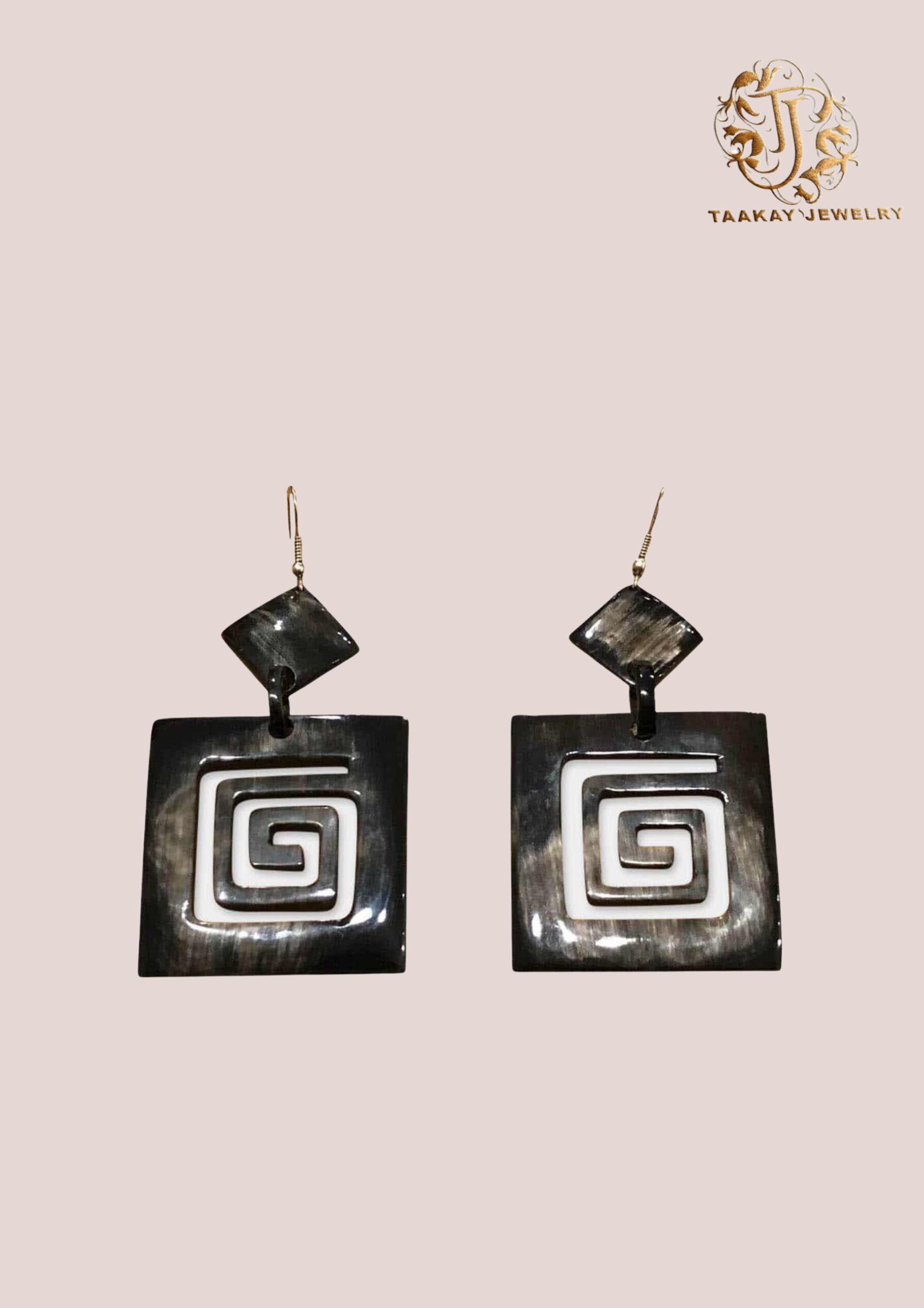 Boucles d’oreilles en corne “Voahirana, la fleur de nénuphar”