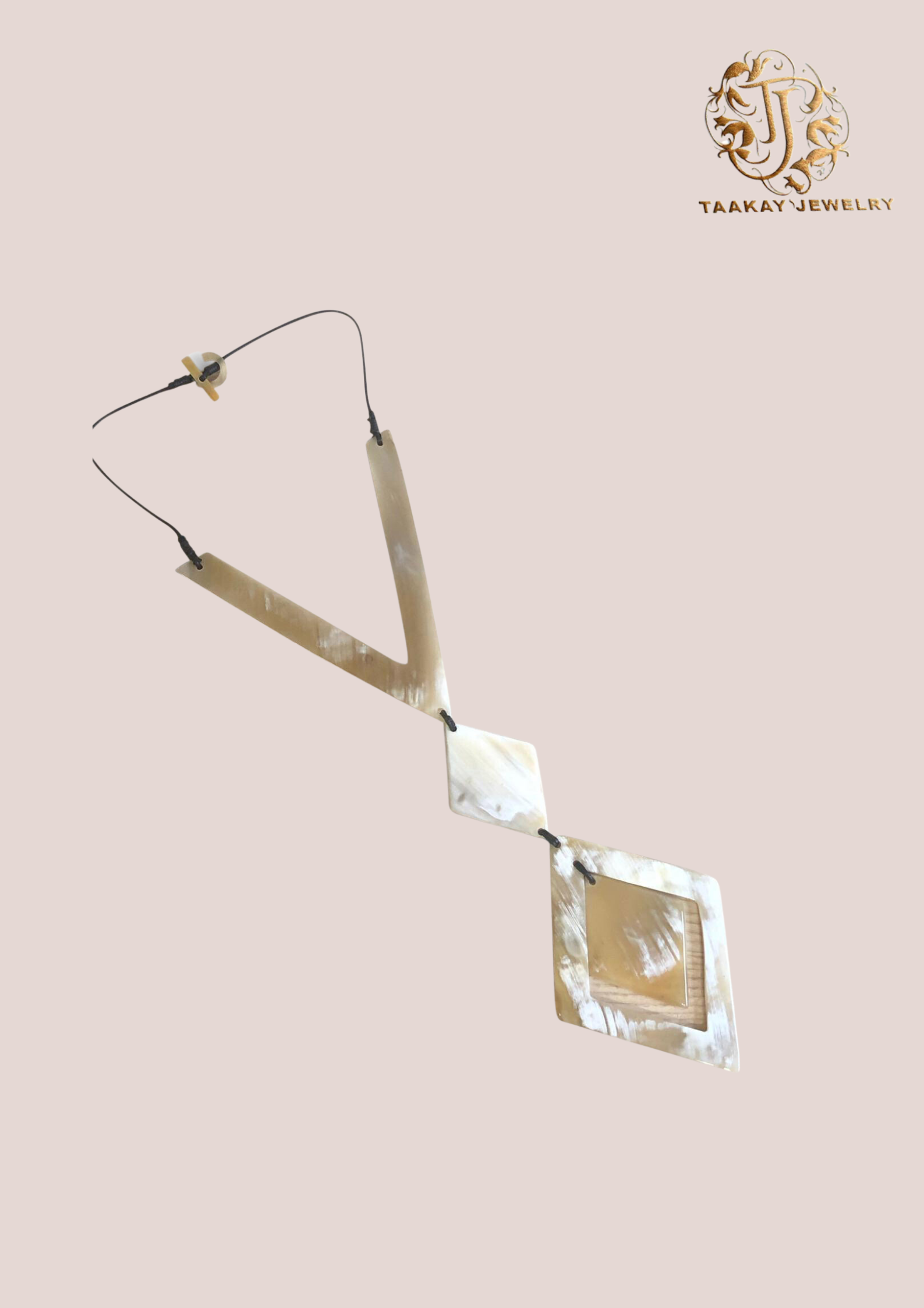 Collier en corne “Fanja, la fleur”