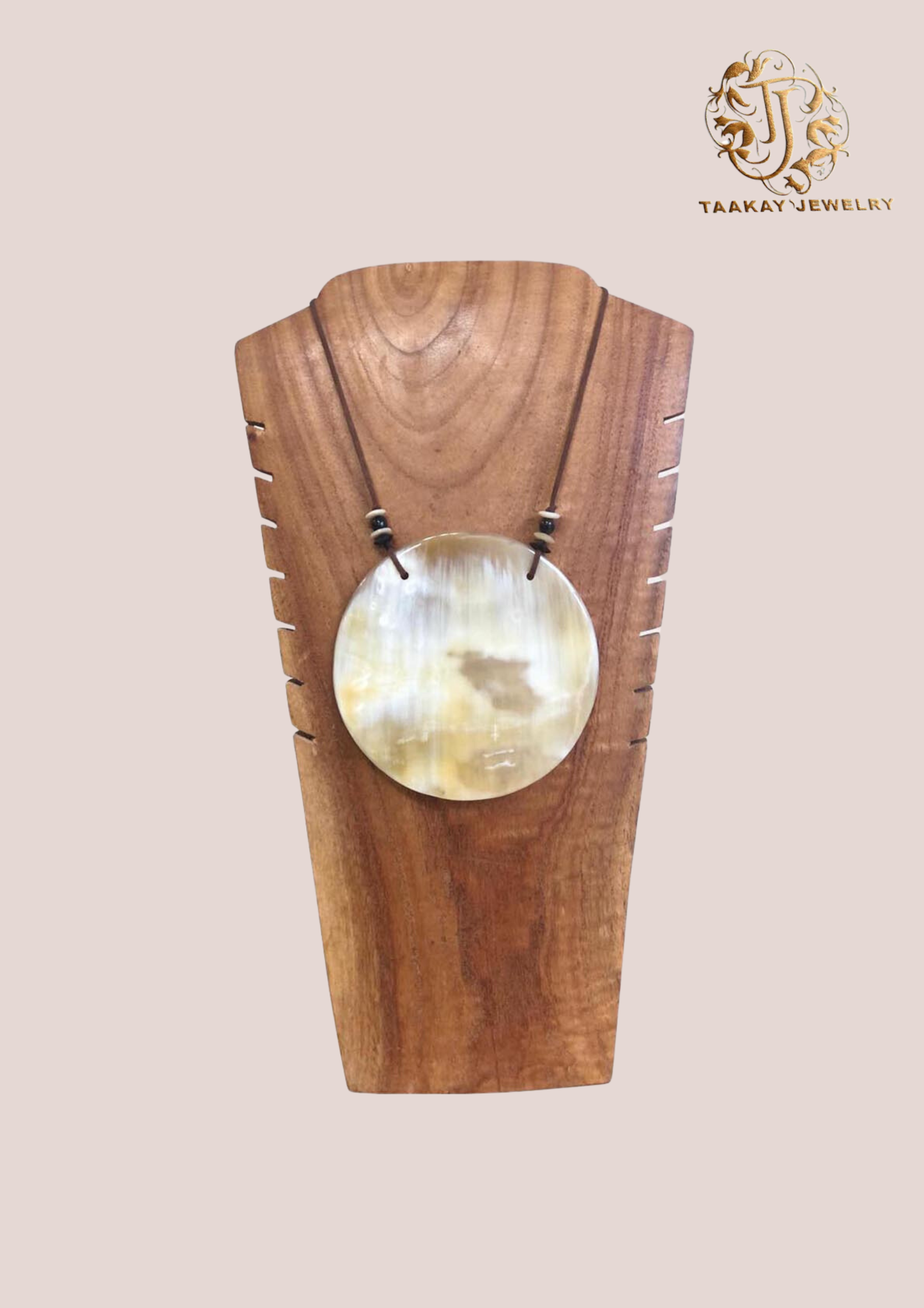 Collier en corne “Misariaka, l’aimable”