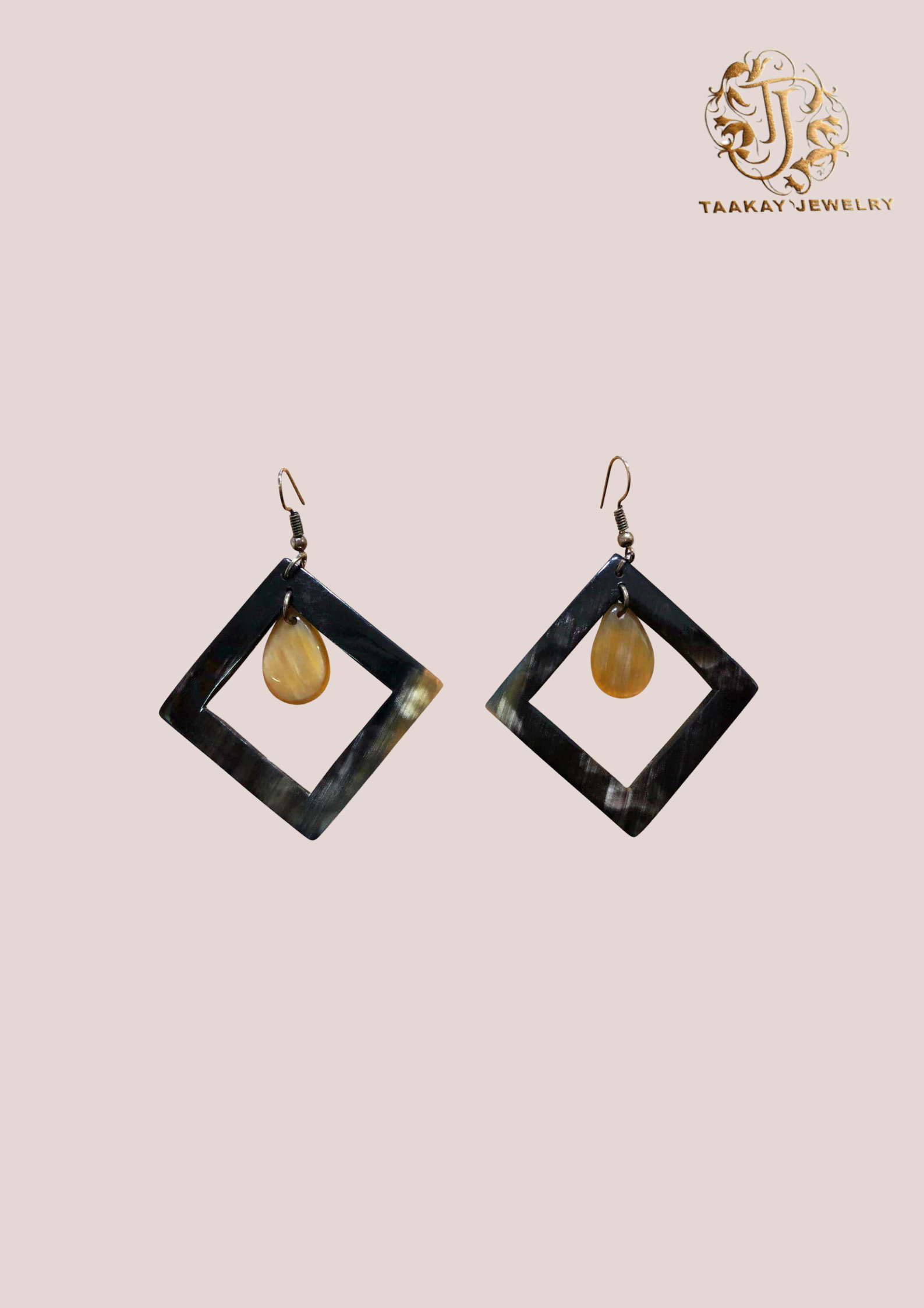 Boucles d’oreilles en corne “Fanantenana l’espoir”