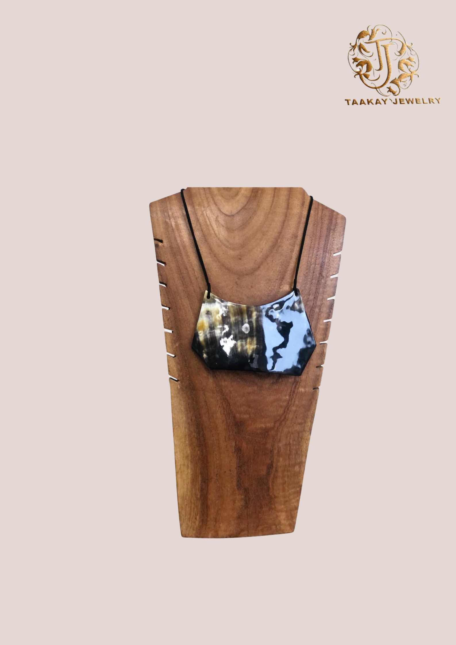 Collier en corne “Mirana, la souriante”