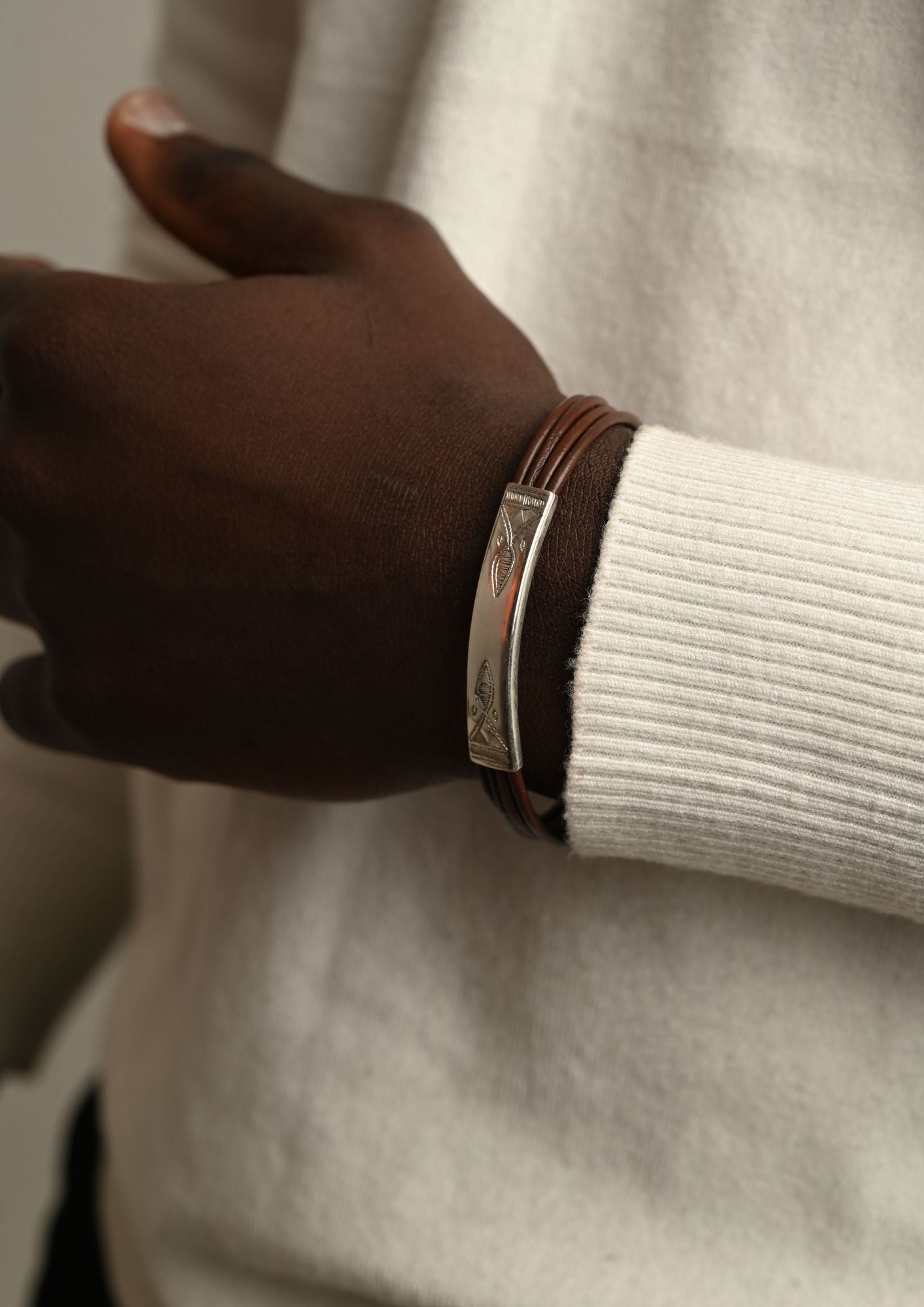 Bracelet touareg en cuir marron avec amulette en argent massif "Omar"