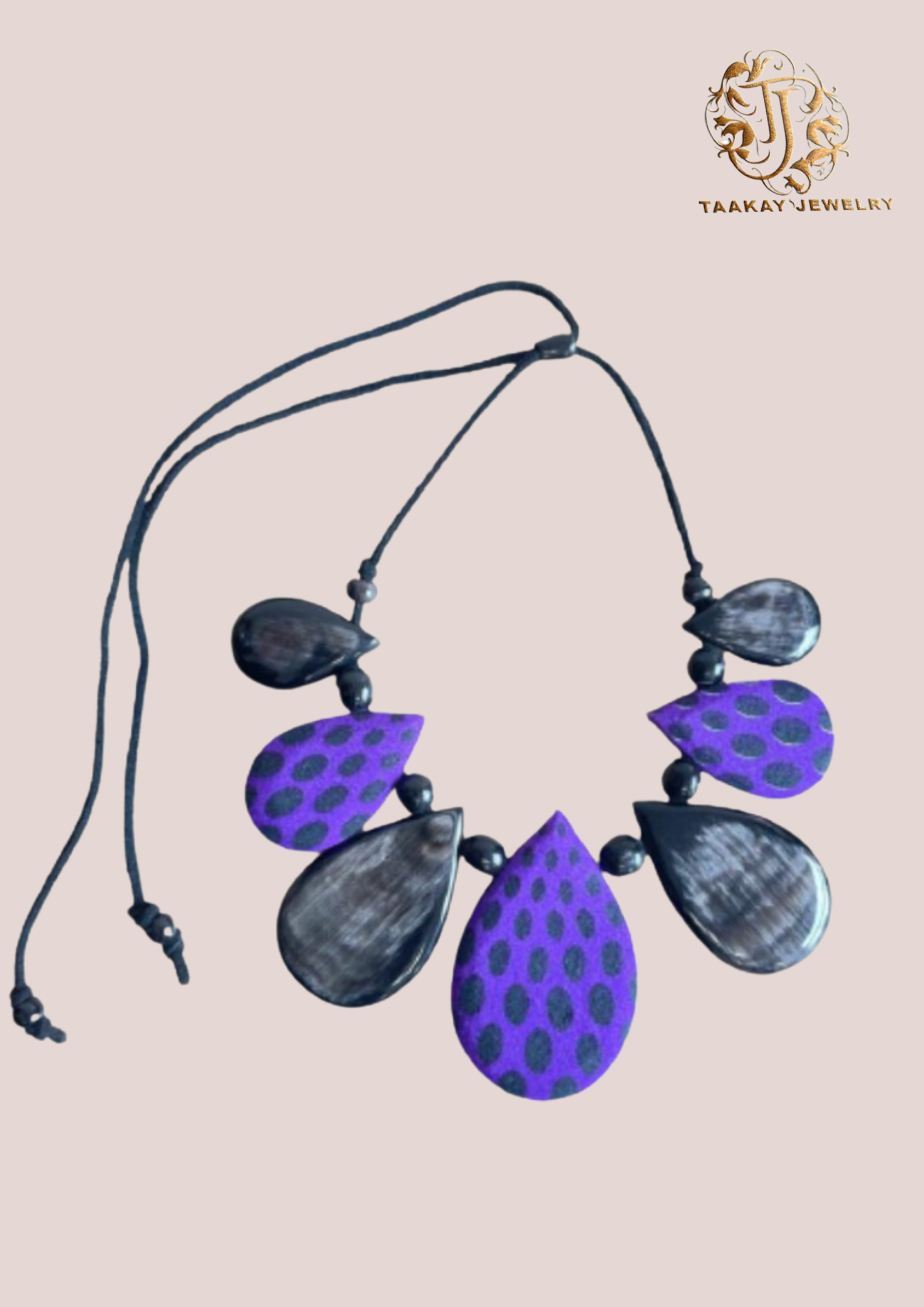 Collier en corne et wax “Tsilavo, la tenance”