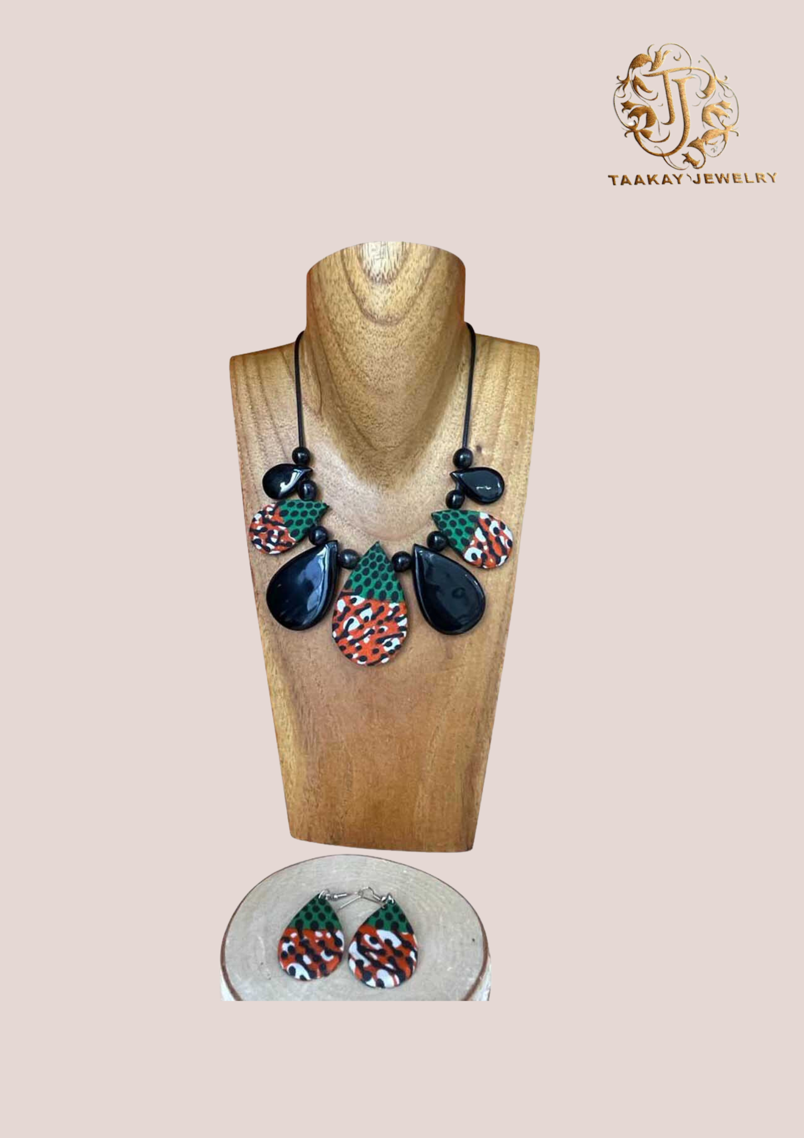 Collier en corne et wax “Tsilavo, la tenance”