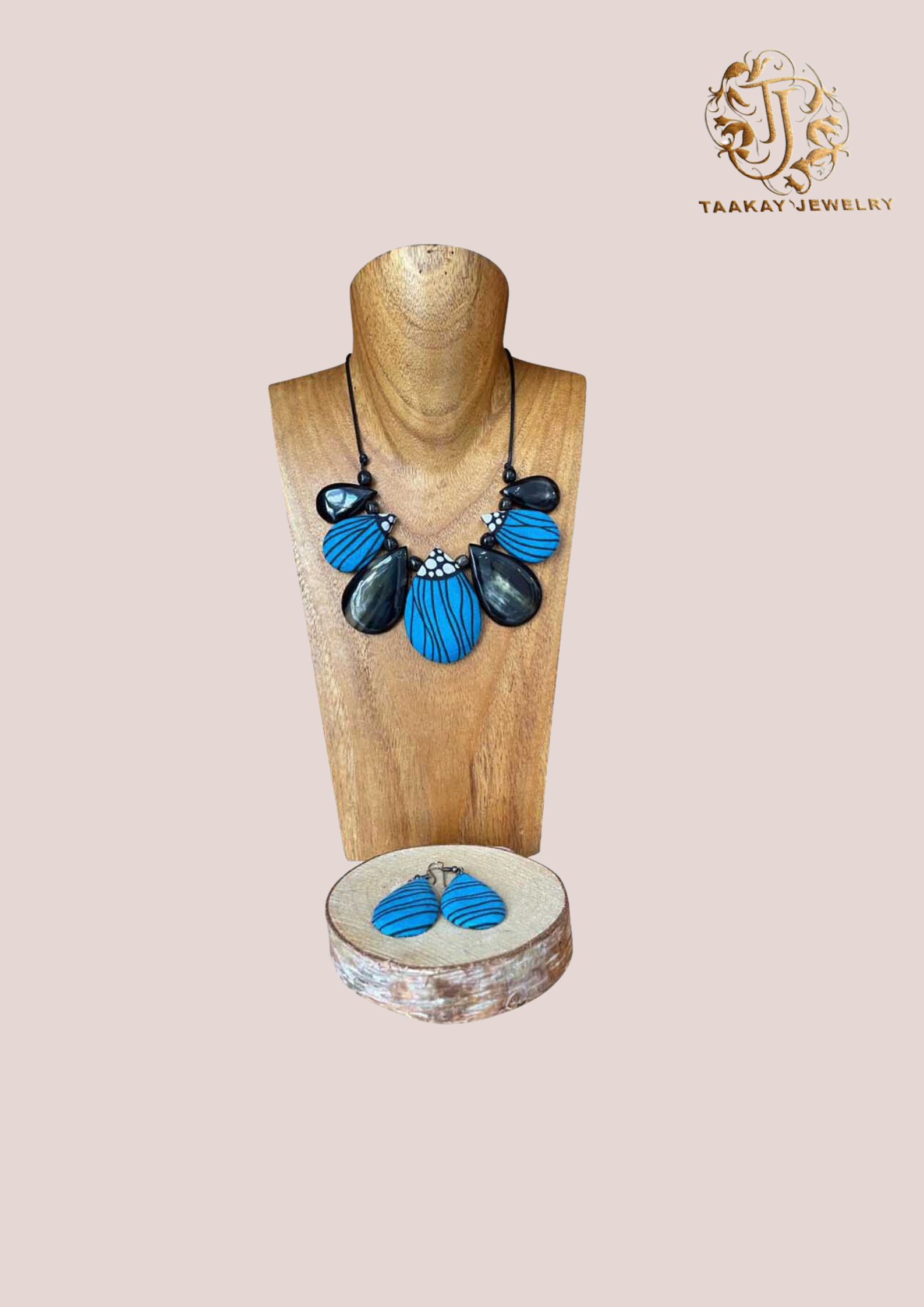 Collier en corne et wax “Tsilavo, la tenance”