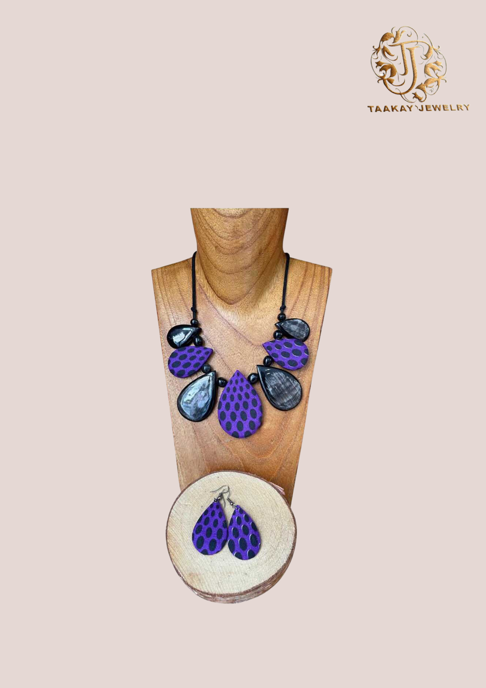 Collier en corne et wax “Tsilavo, la tenance”