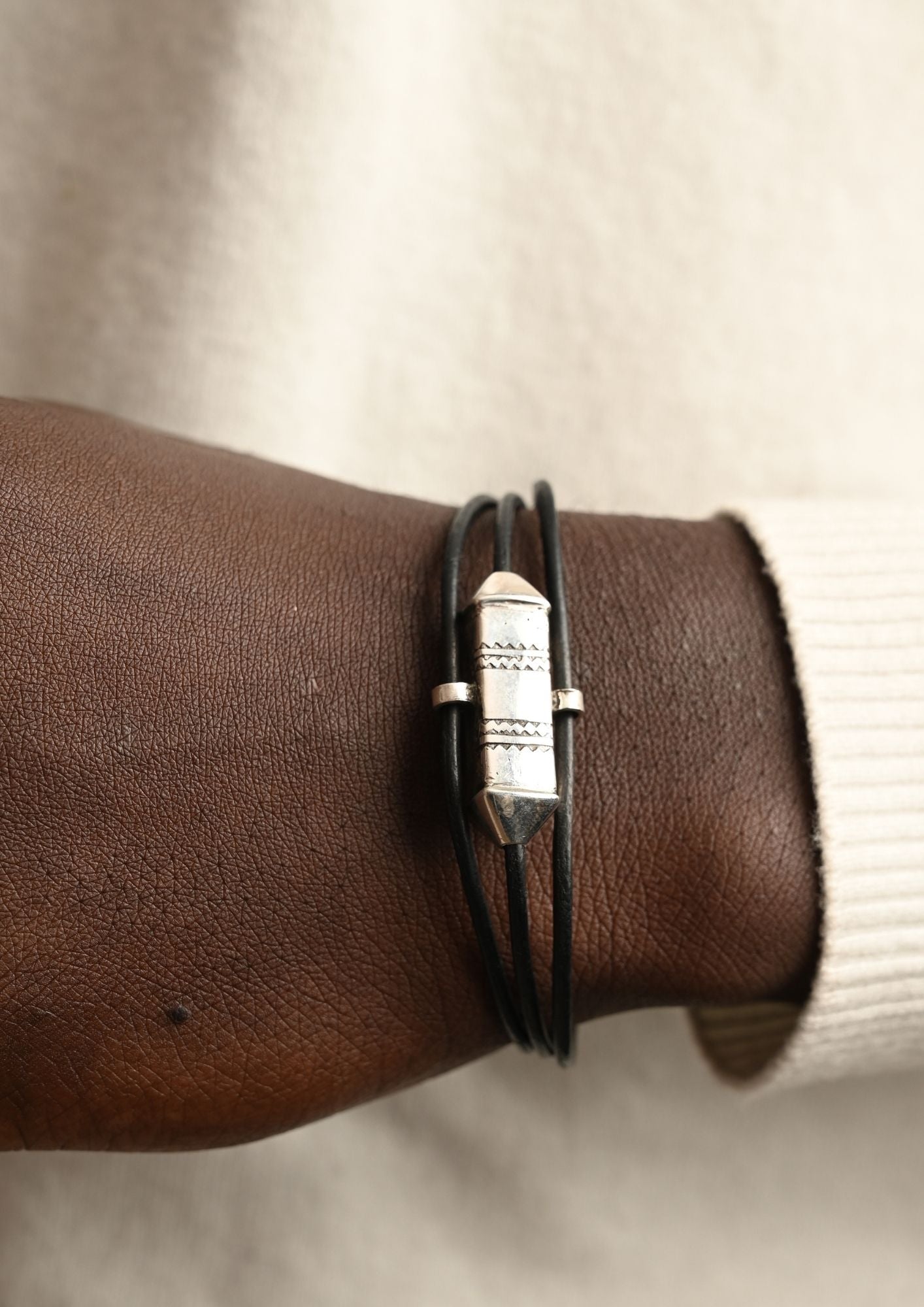 Bracelet touareg en cuir noir avec amulette en argent massif "Amadou"