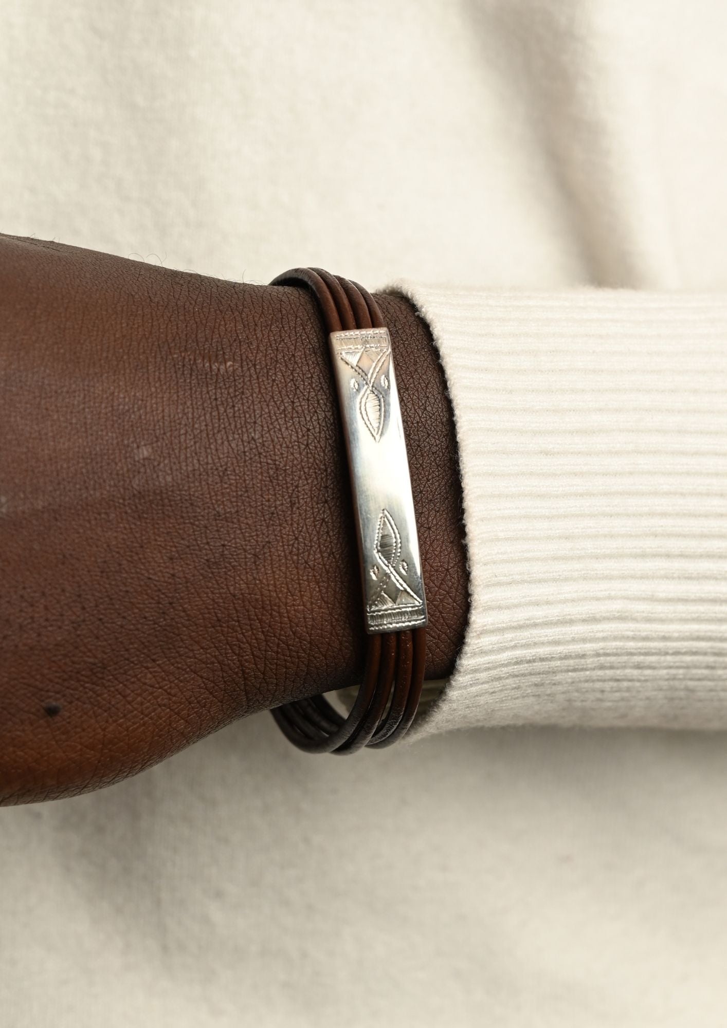 Bracelet touareg en cuir marron avec amulette en argent massif "Omar"