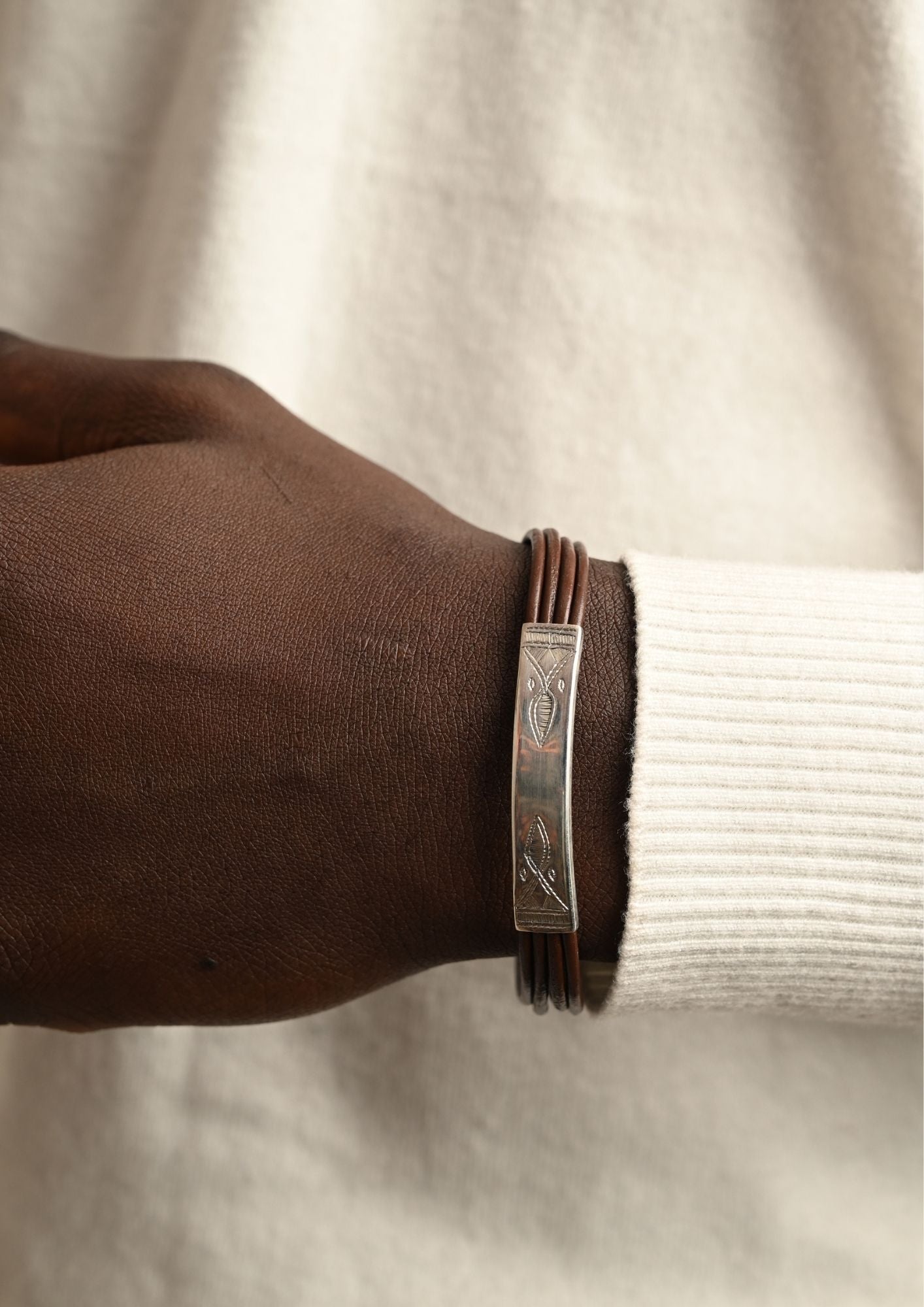 Bracelet touareg en cuir marron avec amulette en argent massif "Omar"